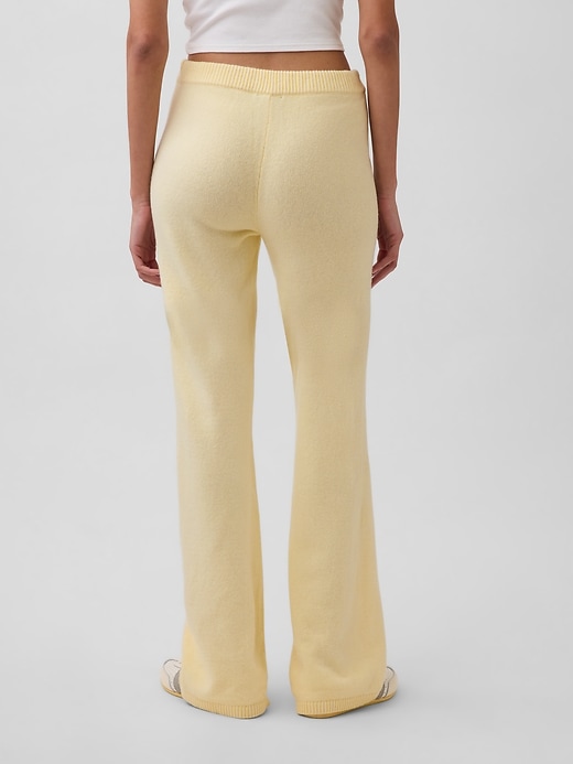 L'image numéro 4 présente Pantalon semi-évasé en tricot Effet cachemire