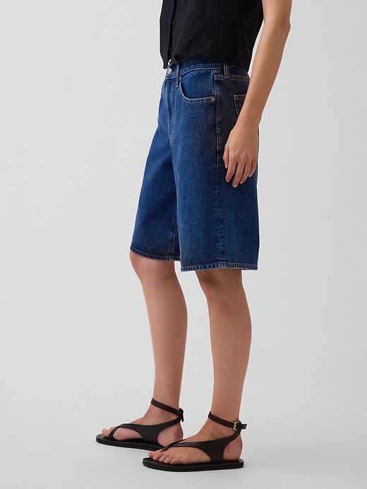 L'image numéro 3 présente Bermuda en denim à taille mi-basse moyenne