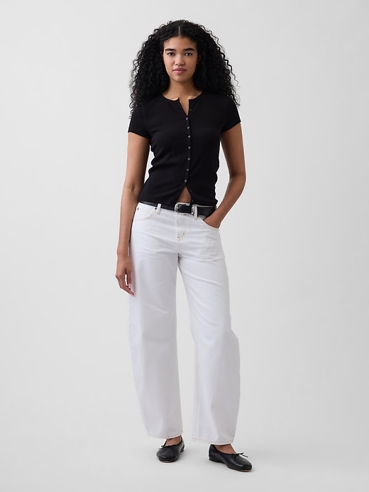 L'image numéro 2 présente T-shirt ras du cou côtelé moderne boutonné sur le devant