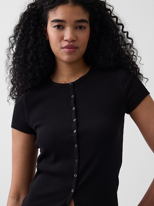 L'image numéro 4 présente T-shirt ras du cou côtelé moderne boutonné sur le devant