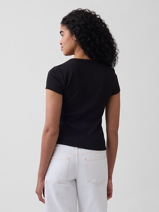 L'image numéro 3 présente T-shirt ras du cou côtelé moderne boutonné sur le devant