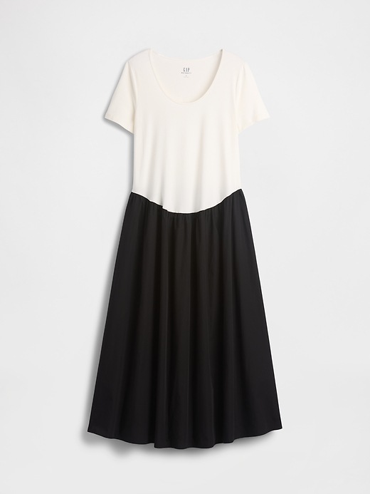 L'image numéro 2 présente Robe à taille basse en matières mixtes de maternité