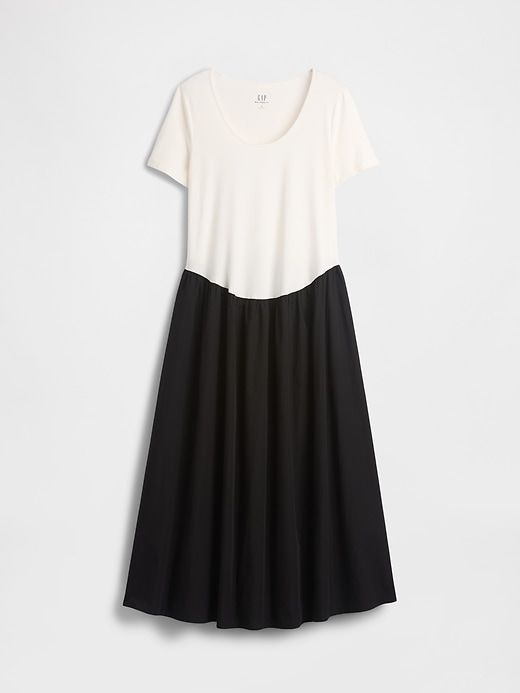 L'image numéro 1 présente Robe à taille basse en matières mixtes de maternité