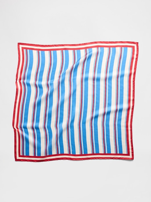 L'image numéro 2 présente Bandana surdimensionné en soie