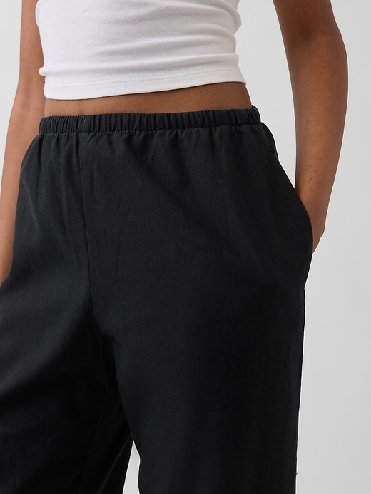 L'image numéro 7 présente Pantalon confort à jambe large en mélange de lin
