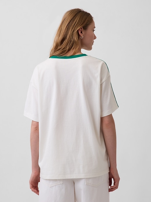 L'image numéro 3 présente T-shirt surdimensionné de style universitaire à logo