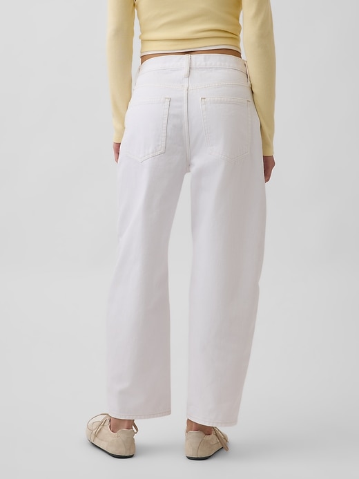 L'image numéro 4 présente Jean coupe baril court à taille haute