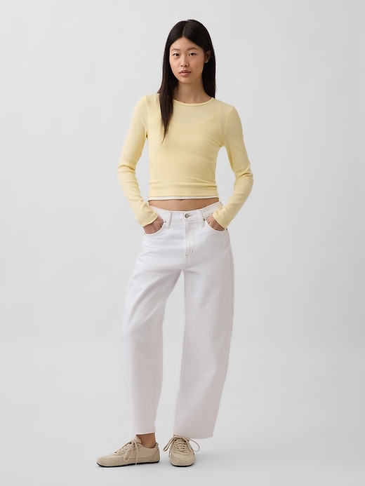L'image numéro 1 présente Jean coupe baril court à taille haute