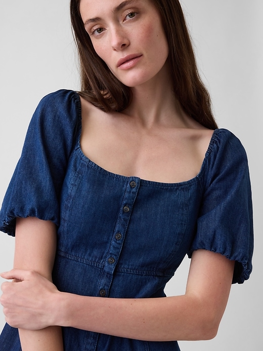L'image numéro 4 présente Robe longue boutonnée sur le devant en denim à manches bouffantes