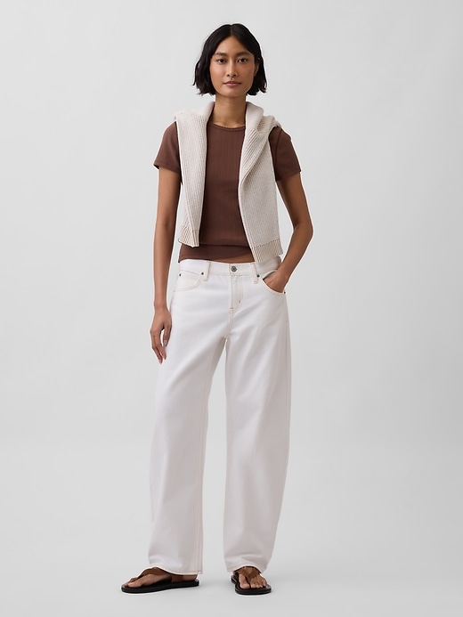 L'image numéro 2 présente T-shirt ras du cou en tricot pointelle