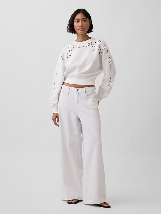 L'image numéro 2 présente Chandail court en coton ouaté surdimensionné à broderie anglaise VintageDoux