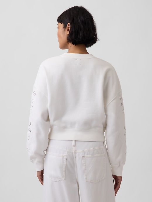 L'image numéro 3 présente Chandail court en coton ouaté surdimensionné à broderie anglaise VintageDoux