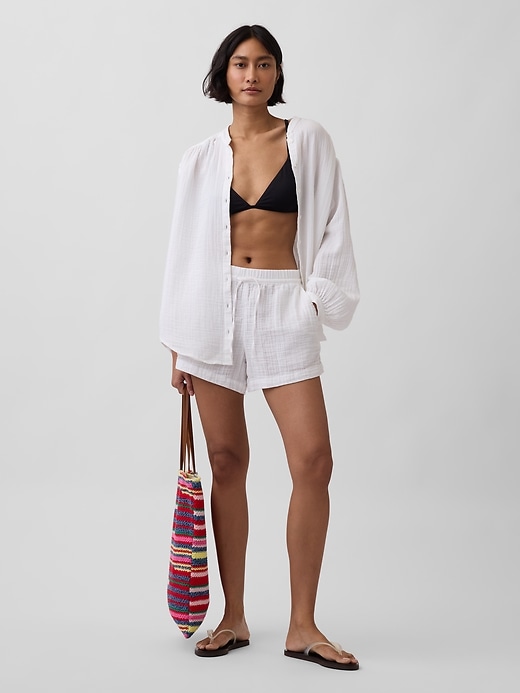 L'image numéro 6 présente Short confort en gaze de coton à taille mi-haute de 10 cm