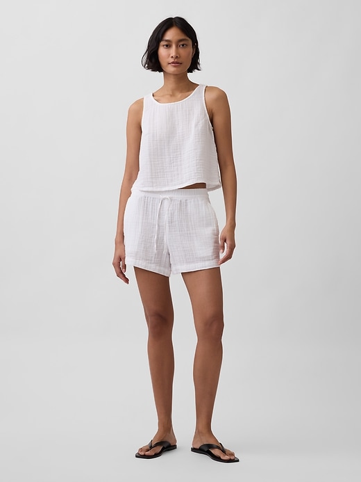 L'image numéro 1 présente Short confort en gaze de coton à taille mi-haute de 10 cm