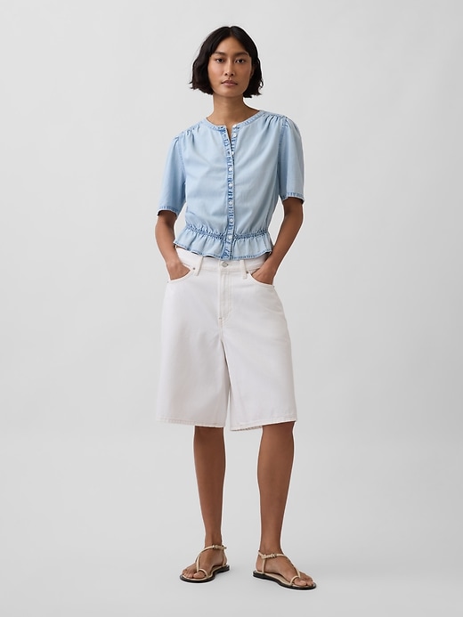 L'image numéro 2 présente Haut court à ourlet basque en denim