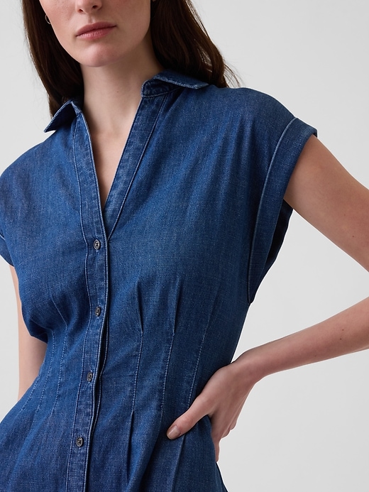 L'image numéro 4 présente Robe chemisier courte en denim à plis