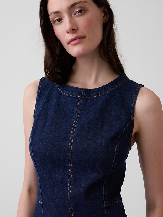 L'image numéro 4 présente Robe mi-longue moulante en denim