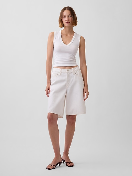 L'image numéro 2 présente Camisole moderne à encolure en V