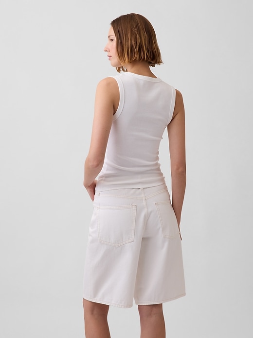 L'image numéro 3 présente Camisole moderne à encolure en V