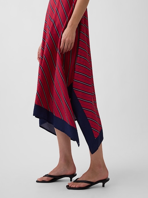 L'image numéro 6 présente Robe mi-longue rayée à ourlet mouchoir