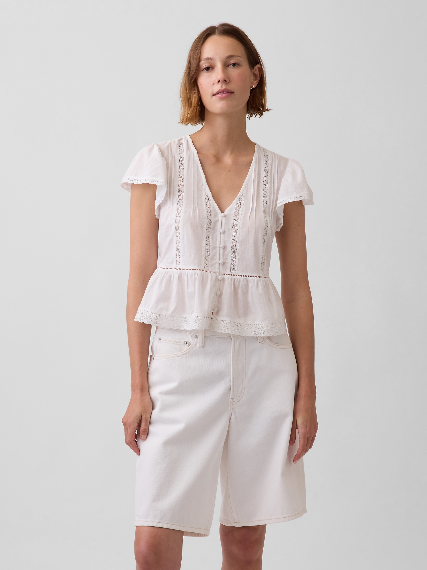 HAUT COURT EN VOILE À BASQUE ET DENTELLE