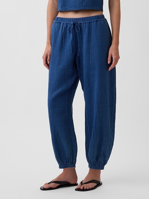 L'image numéro 2 présente Pantalon de jogging coupe baril en gaze de coton et denim