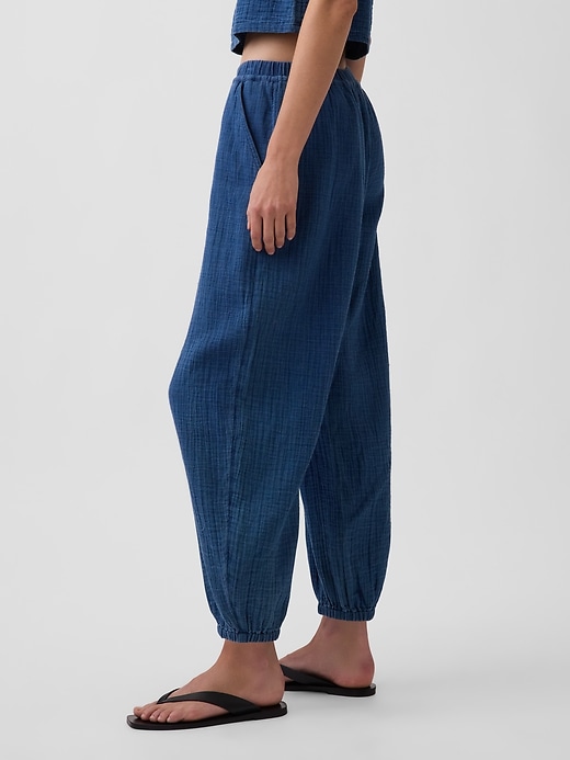L'image numéro 3 présente Pantalon de jogging coupe baril en gaze de coton et denim