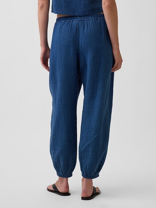 L'image numéro 4 présente Pantalon de jogging coupe baril en gaze de coton et denim