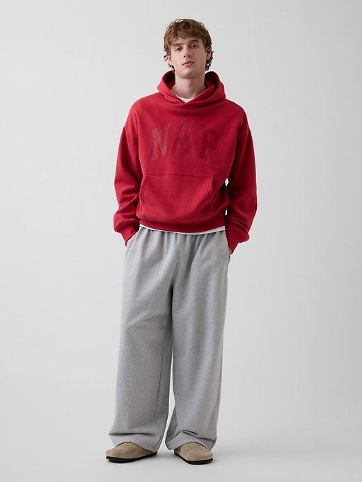 L'image numéro 2 présente Chandail à capuchon à logo NAP VintageDoux