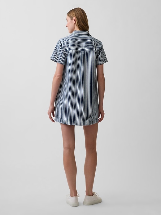 L'image numéro 2 présente Robe courte à enfiler en denim rayé
