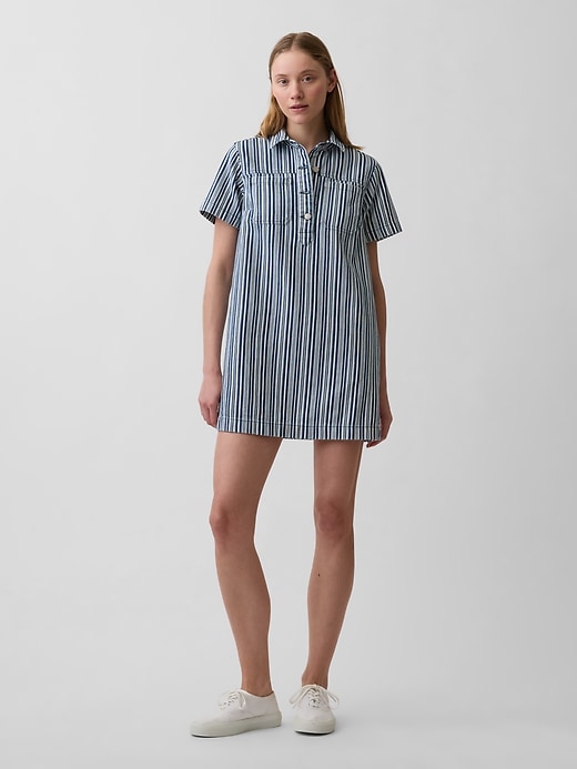 L'image numéro 1 présente Robe courte à enfiler en denim rayé