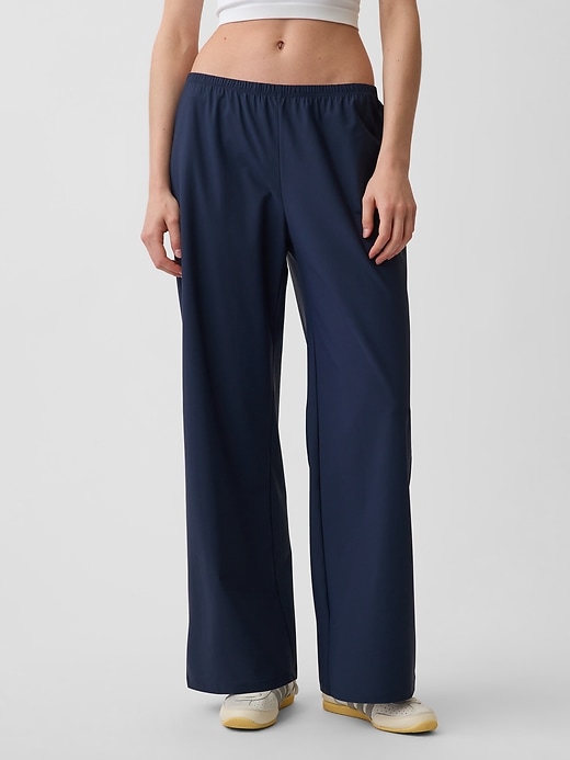 L'image numéro 2 présente Pantalon confort décontracté à taille basse GapFit Tech