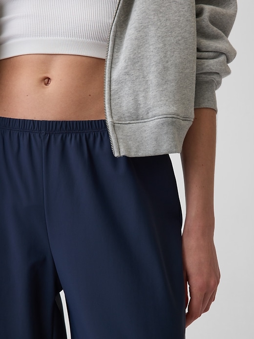 L'image numéro 5 présente Pantalon confort décontracté à taille basse GapFit Tech