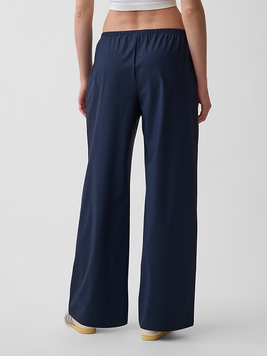 L'image numéro 4 présente Pantalon confort décontracté à taille basse GapFit Tech