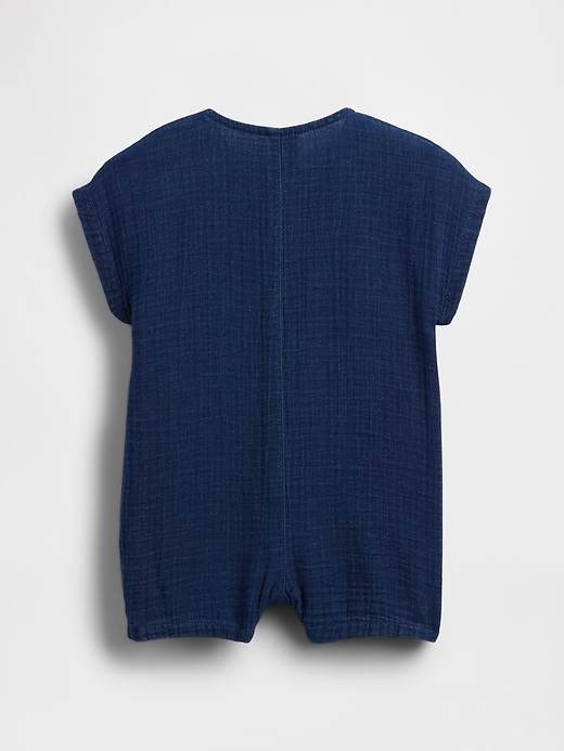 L'image numéro 2 présente Une-pièce à short court en denim de gaze de coton pour Bébé