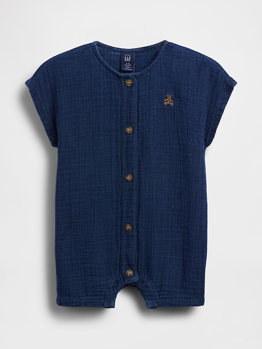 L'image numéro 1 présente Une-pièce à short court en denim de gaze de coton pour Bébé