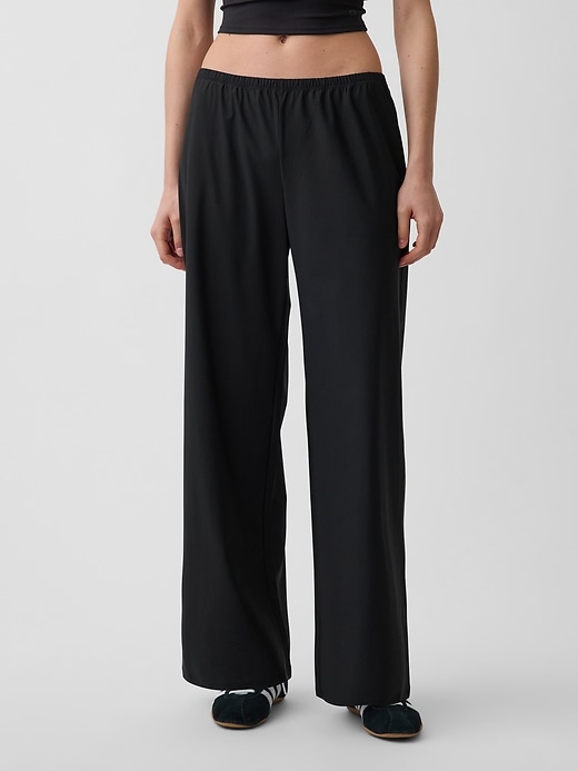 L'image numéro 2 présente Pantalon confort décontracté à taille basse GapFit Tech