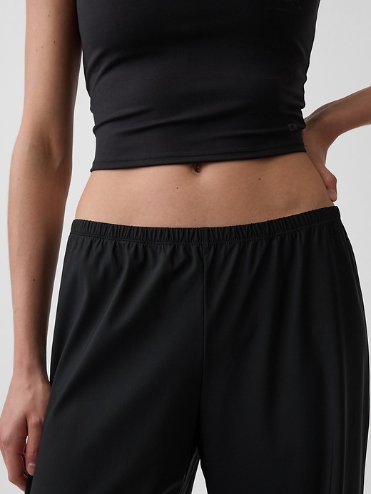 L'image numéro 5 présente Pantalon confort décontracté à taille basse GapFit Tech