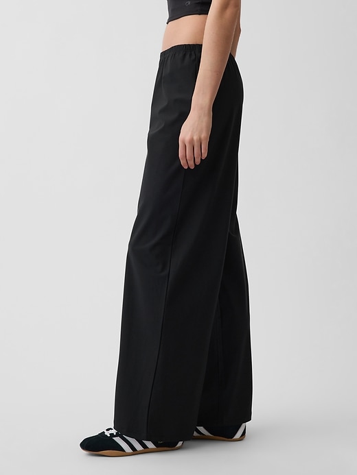 L'image numéro 3 présente Pantalon confort décontracté à taille basse GapFit Tech