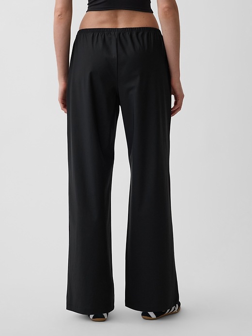 L'image numéro 4 présente Pantalon confort décontracté à taille basse GapFit Tech