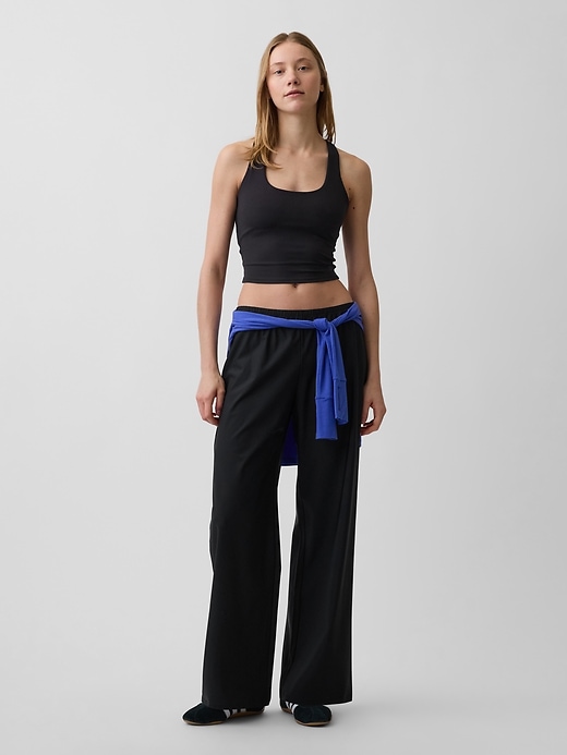 L'image numéro 1 présente Pantalon confort décontracté à taille basse GapFit Tech