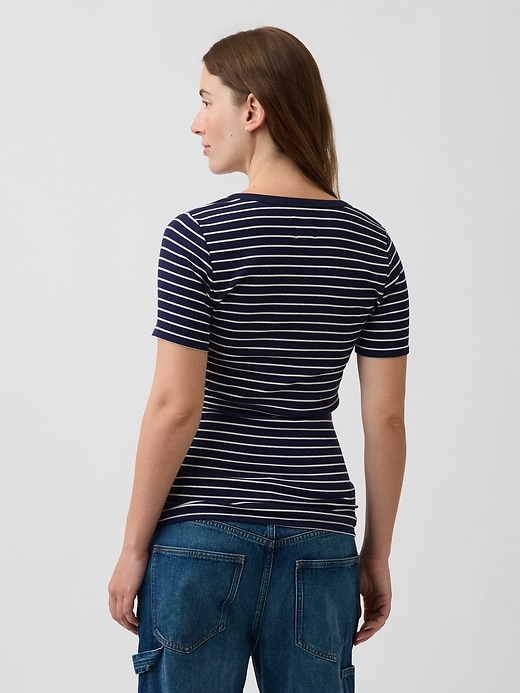 L'image numéro 2 présente T-shirt ras du cou moderne de maternité