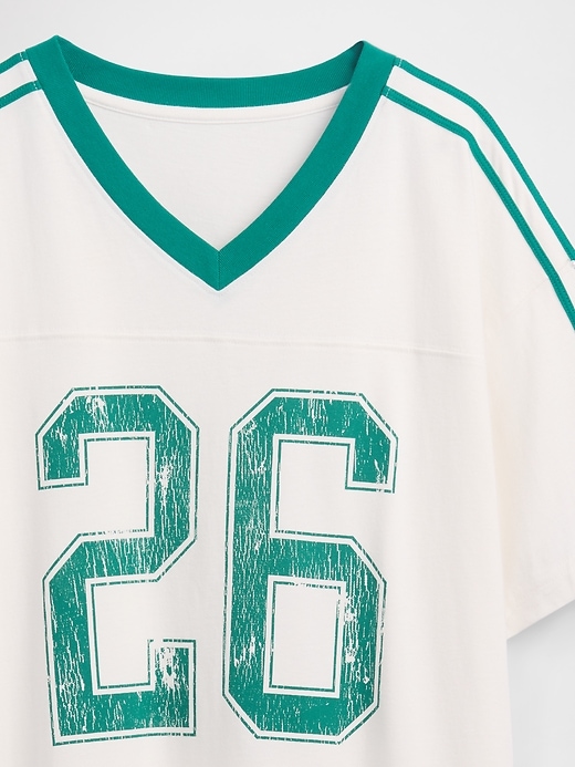 L'image numéro 4 présente T-shirt surdimensionné de style universitaire à logo