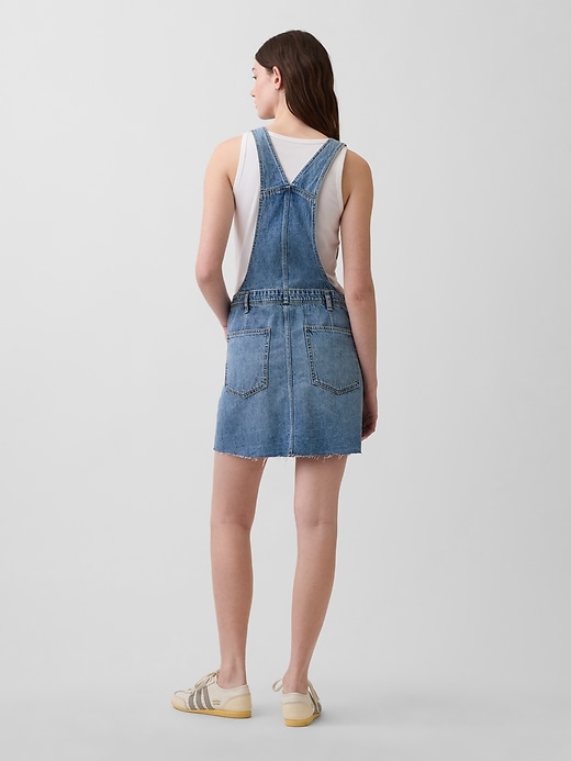 L'image numéro 2 présente Jupe-salopette courte en denim