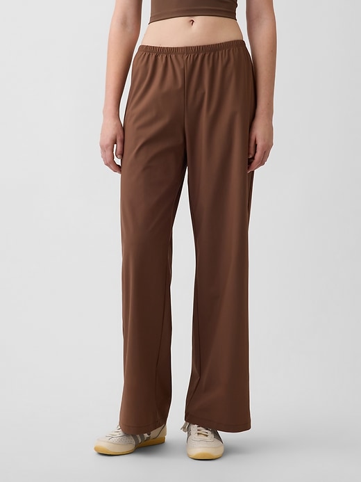 L'image numéro 2 présente Pantalon confort décontracté à taille basse GapFit Tech
