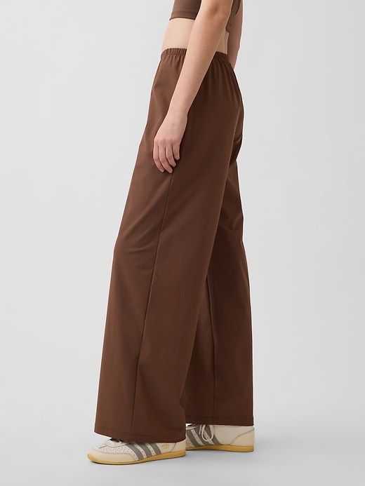 L'image numéro 3 présente Pantalon confort décontracté à taille basse GapFit Tech