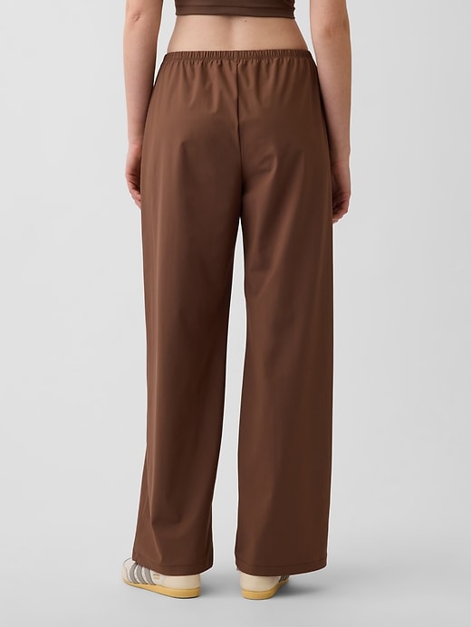 L'image numéro 4 présente Pantalon confort décontracté à taille basse GapFit Tech