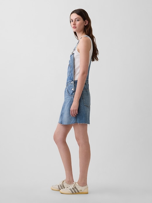 L'image numéro 3 présente Jupe-salopette courte en denim