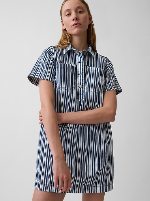L'image numéro 4 présente Robe courte à enfiler en denim rayé