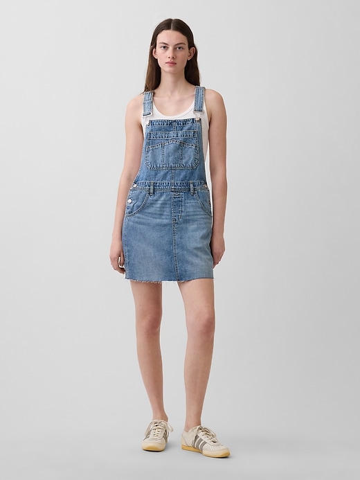 L'image numéro 1 présente Jupe-salopette courte en denim